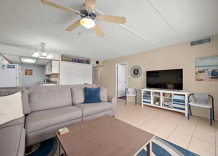 3 Bedroom Bluewater East With Outdoor Pool! *