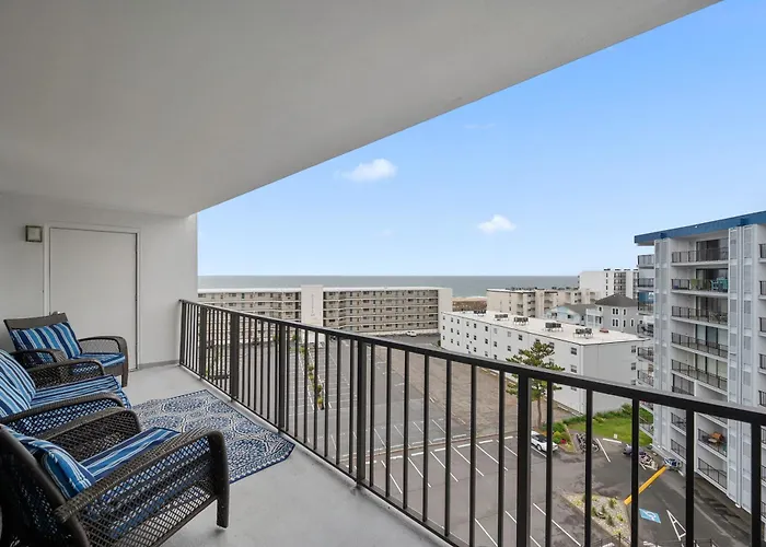 3 Bedroom Bluewater East With Outdoor Pool! *