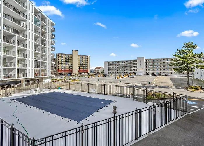 3 Bedroom Bluewater East With Outdoor Pool! Holiday home Ocean City